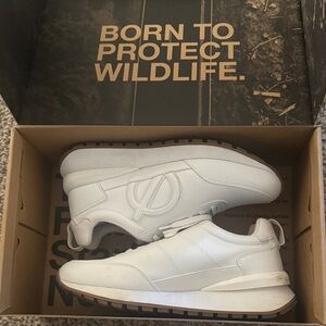 Loci Women’s White Leather Sneakers